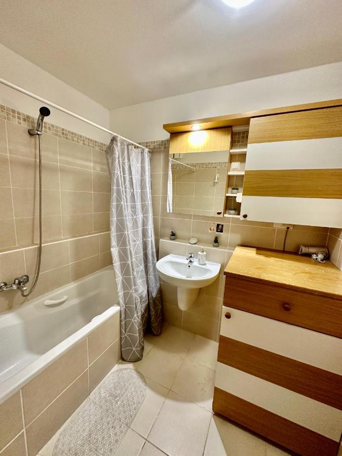Central Apartment With Balcony Budapest Exterior photo