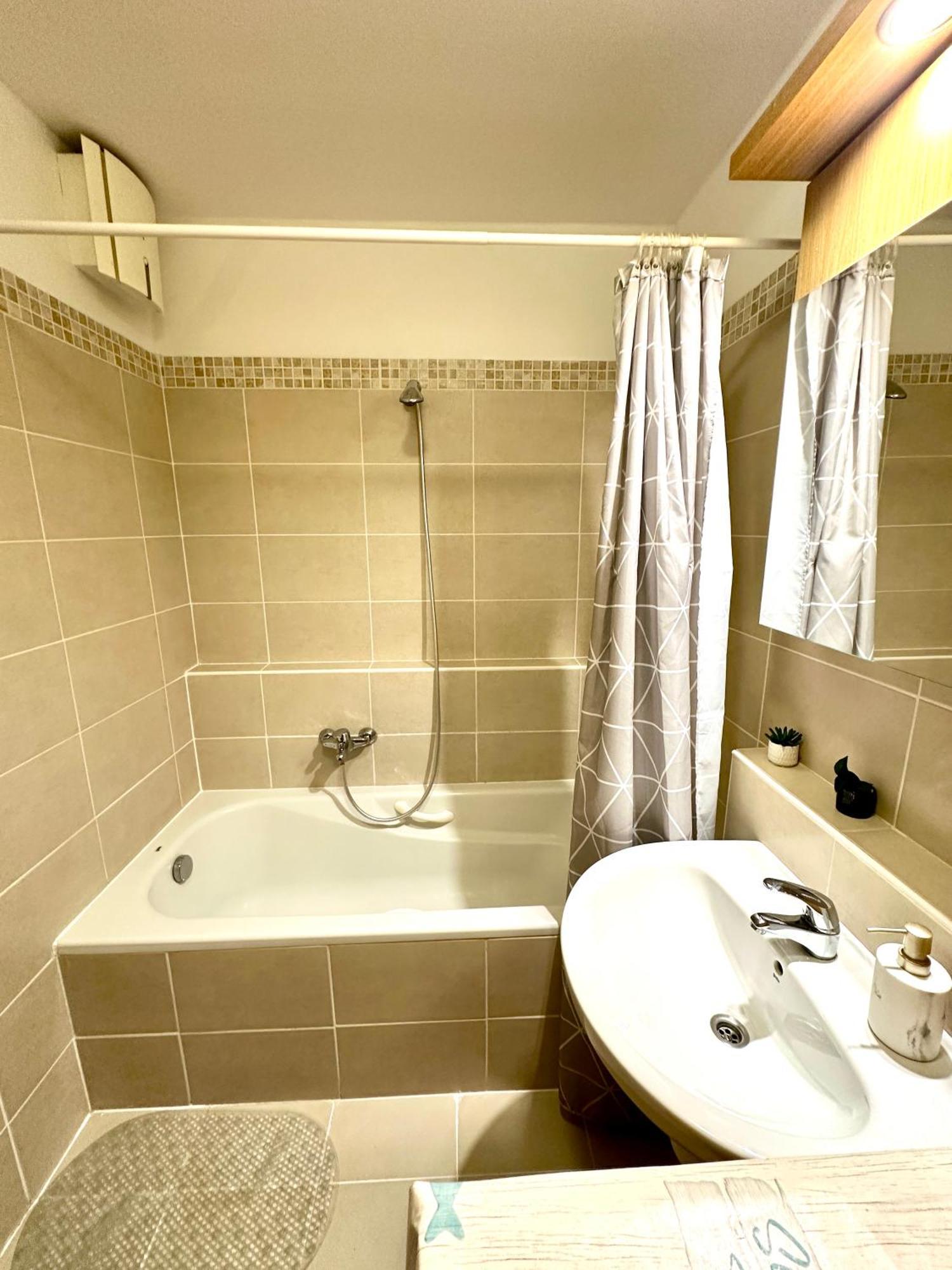 Central Apartment With Balcony Budapest Exterior photo