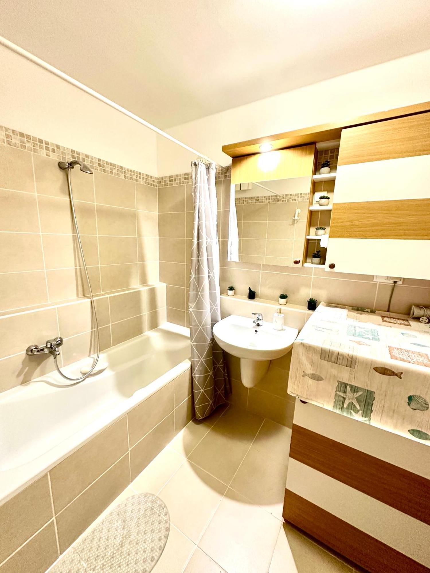 Central Apartment With Balcony Budapest Exterior photo