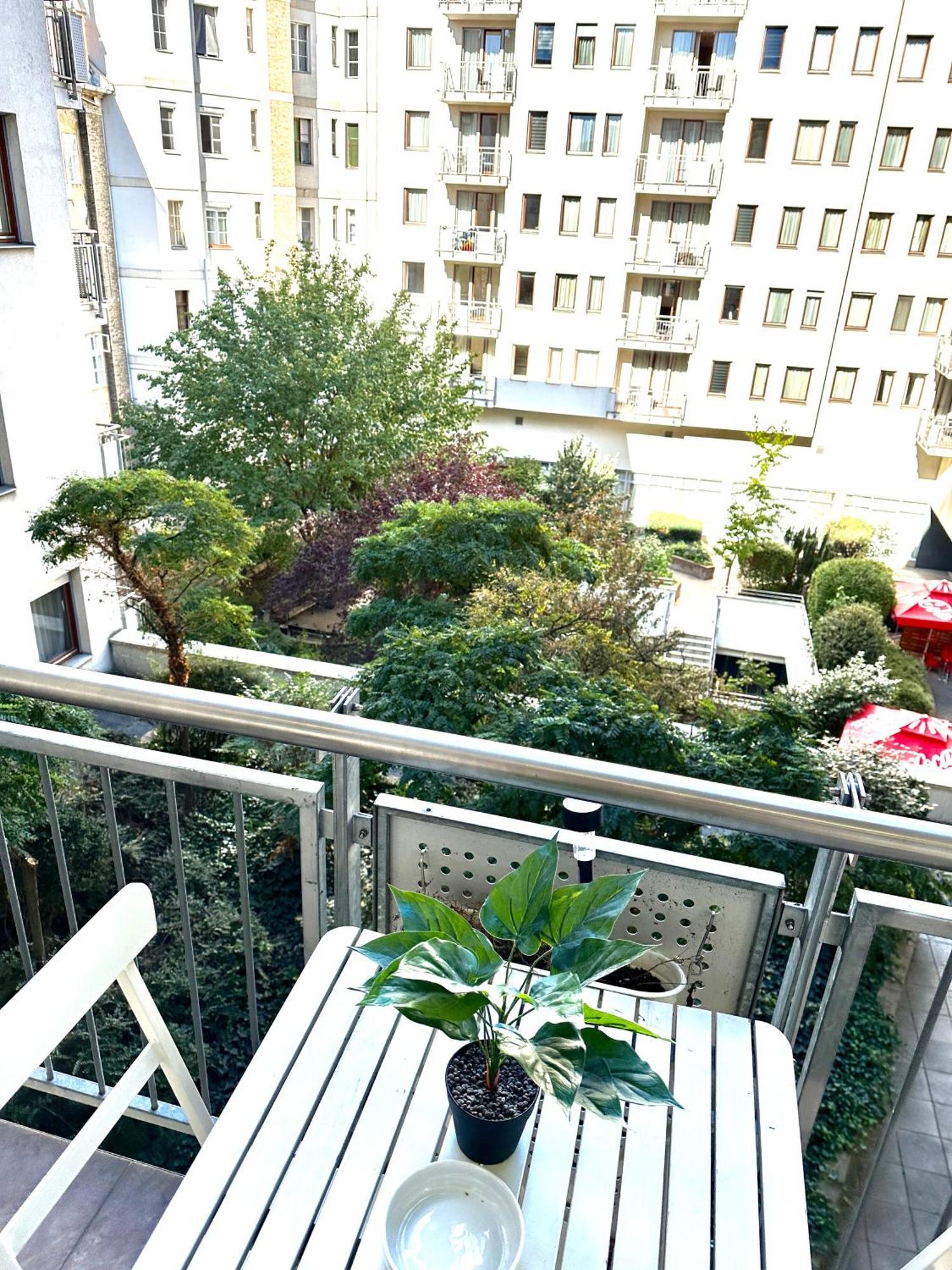 Central Apartment With Balcony Budapest Exterior photo