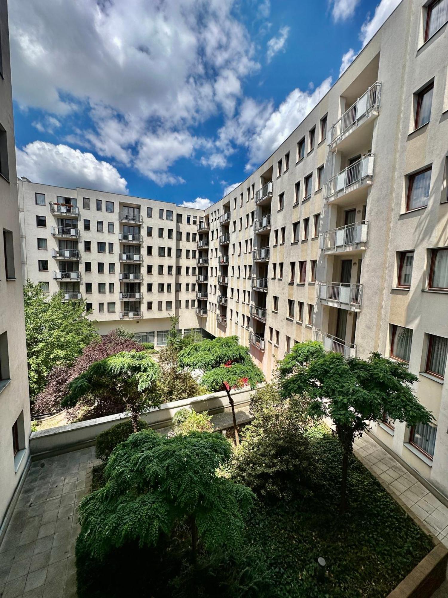 Central Apartment With Balcony Budapest Exterior photo